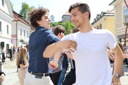 Kamnik danes v znamenju maturantske četvorke, v kateri je zaplesalo preko 200 maturantk in maturantov (73)